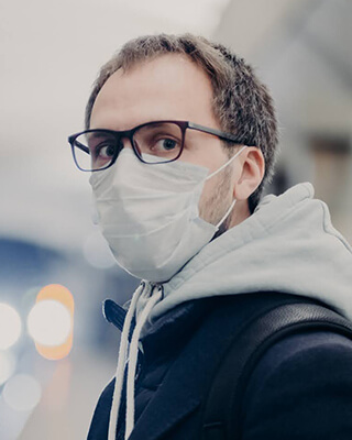 Een mondmasker combineren met een bril